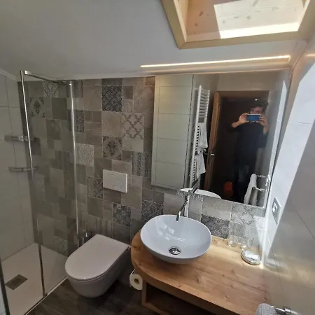 Garni Tschutscherhof Bed & Breakfast Laion